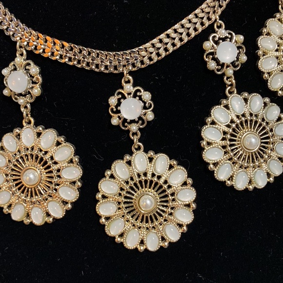 WHBM Gold Drop Medallion Necklace - Picture 4 of 6